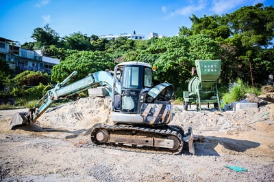 橙色和黑色挖掘机在褐色的泥土地面白天
